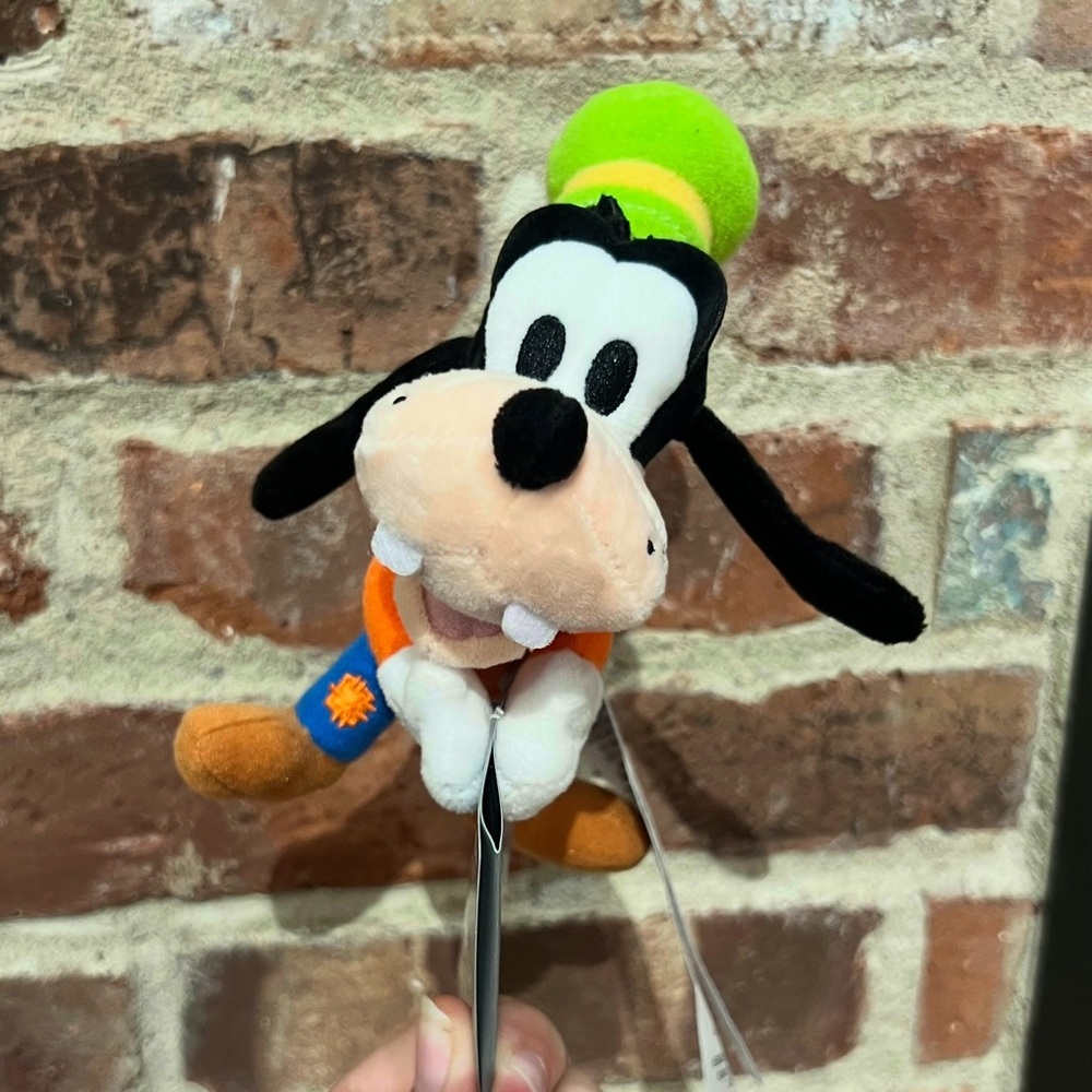 Disney Parks Goofy Magnet Magnetic Hands Plush NEW